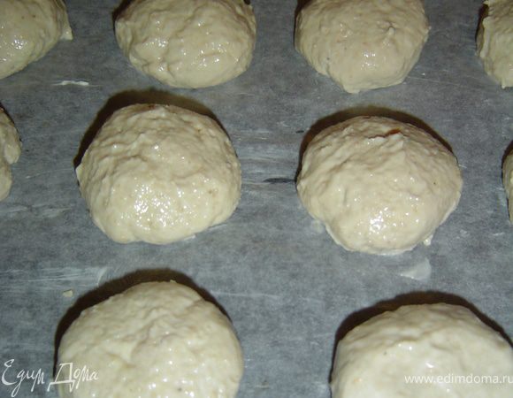 Смоченными в воде руками (так как тесто очень липкое) формируем лепешечки и выкладываем их на противень, застеленный пергаментной бумагой и выпекаем в духовке при температуре 180 гр. 25 минут.