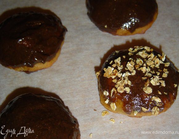 Можно приготовить карамельные овсяные хлопья, для этого хлопья поджариваем на сухой сковороде, затем добавляем масло и мед, поджариваем до коричневатого цвета постоянно помешивая.
 Готовое печенье обмакиваем в шоколад, растопленный на водяной бане бане, а сверху посыпаем карамелизированными хлопьями.