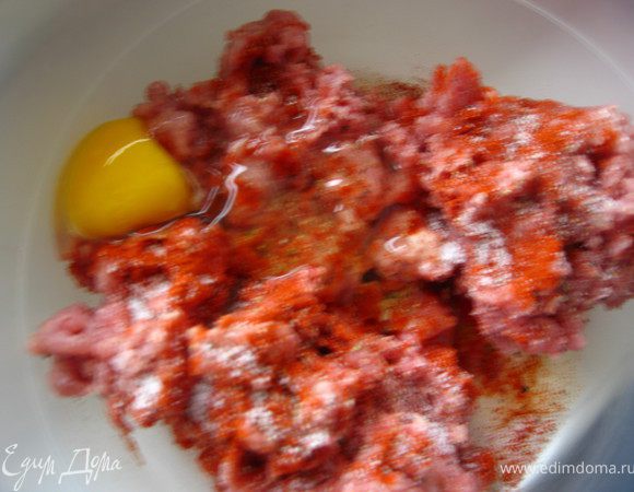 Мясо пропустить через мясорубку. Добавить соль, паприку, перец черный, яйцо,крахмал. Перемешать.