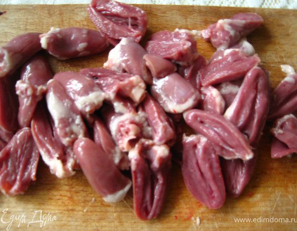С куриных сердечек отрезать лишний жир и сосуды, разрезать на 2 части вдоль.