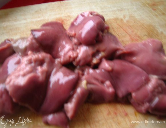 С печени снять пленки, разрезать на несколько частей ( довольно крупно)