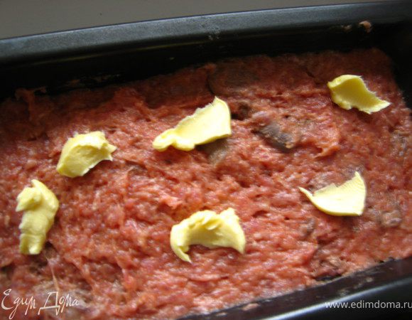 Затем смешали фарш и субпродукты. Форму для запекания смазали сливочным маслом, выложили фарш, разровняли и сверху разложили кусочки сливочного масла.  Закрыли форму фольгой и поставили в разогретую до 160гр духовку на 1час. На низ духовки поместить противень с водой.