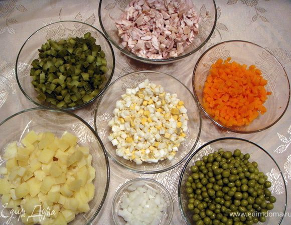 Отварить картошку, морковку, яйца. Все ингредиенты порезать небольшими кубиками.