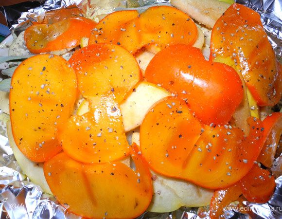 На него положила замаринованную говядину, сверху посолила щедро крупной морской солью, разложила лук, веточки шалфея, айву и хурму, поперчила. 