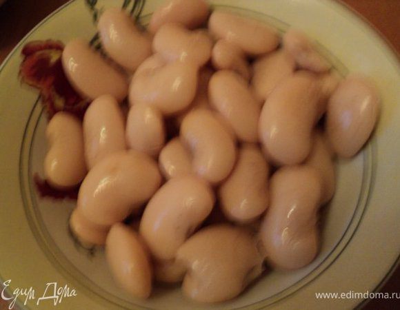 Фасоль и сушеные грибы замочить по отдельности в воде на ночь, утром сварить до готовности.