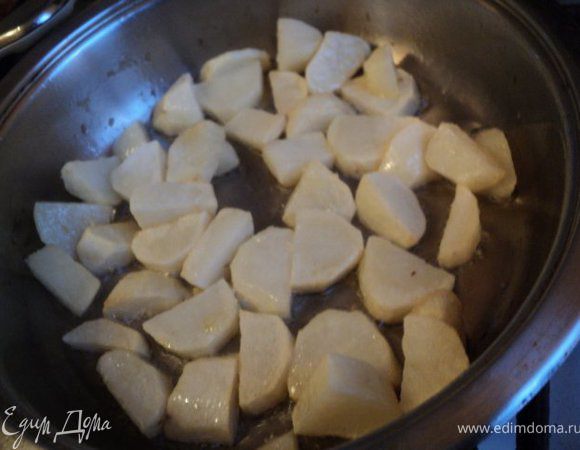 Картофель почистить и разрезать на небольшие кусочки. Поджарить на растительном масле до полуготовности. Выложить в кастрюлю с кипящей водой, в которую добавить отвар от грибов и соль. Уменьшить температуру плиты до минимальной.