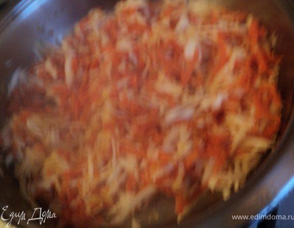 Морковь, сельдерей, корень петрушки натереть на терке  и припустить на сковороде с растительным маслом  2-3 мин. Выложить все в кастрюлю. Туда же добавить очищенный и мелко порезанный чеснок. Проварить 10-15 мин до готовности.