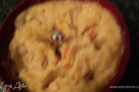 Половину сваренной фасоли поместить в блендер, добавить немного жидкости из супа и несколько кусочков вареного картофеля, измельчить до однородной массы и добавить в суп.