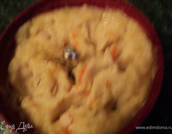 Половину сваренной фасоли поместить в блендер, добавить немного жидкости из супа и несколько кусочков вареного картофеля, измельчить до однородной массы и добавить в суп.