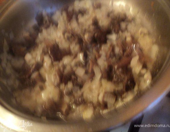Лук мелко порезать и припустить в растительном масле до золотистого цвета, добавить мелко порезанные отваренные белые грибы, поджарить еще 1 мин и выложить в кастрюлю. Туда же добавить 1 стакан сметаны, черный и душистый перец, лавровый лист и проварить 1 мин. Затем лавровый лист вынуть.