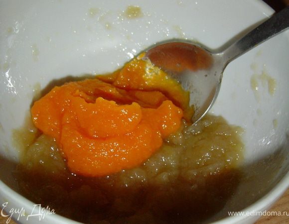 Запекаем тыкву и яблоки, а затем пюрируем их по отдельности. Соединяем тыквенное и яблочное пюре, перемешиваем, добавляем сахар, ванильный сахар,