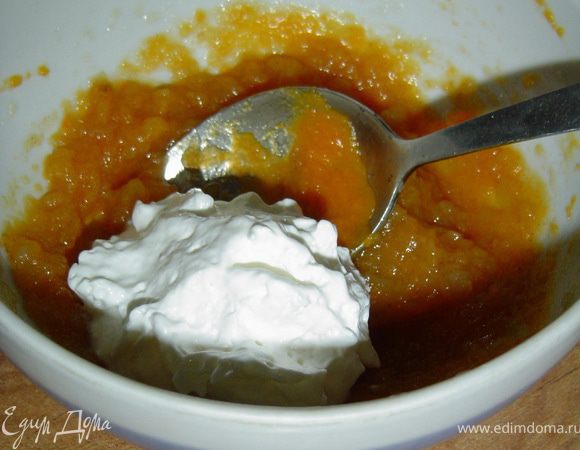 корицу,и взбитые сливки. Осторожно перемешиваем.