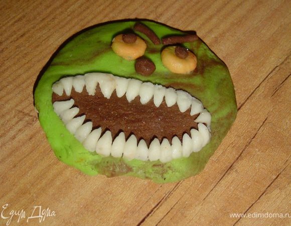 Из мастики вылепливаем ужасные мордашки,