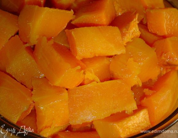 Тыкву режем на кусочки, запекаем до готовности в духовом шкафу,