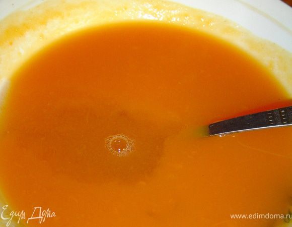Делим желатин на две части, одну из них добавляем в тыквенное пюре. Также добавляем сахарную пудру по вкусу и хорошо перемешиваем.