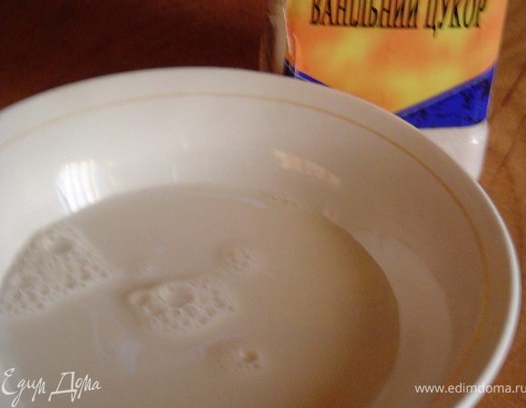 Вторую часть желатина добавляем к молоку, также добавляем ванильный сахар и тщательно перемешиваем.