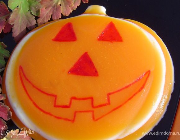 Когда желе окончательно застынет, форму поместить на несколько секунд в горячую воду и выложить на тарелку.
Приятного аппетита!