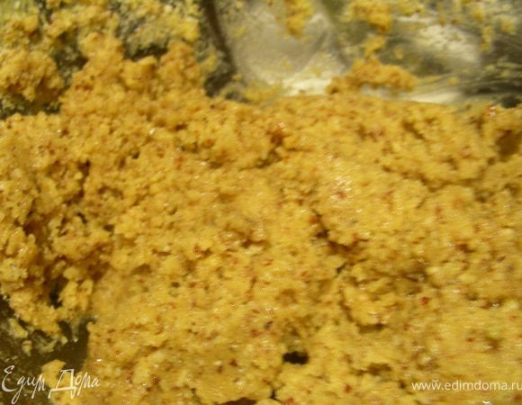 Добавляем к яичной смеси сухую смесь и все вымешиваем, затем вливаем коньяк. Получается липкая и густая масса.