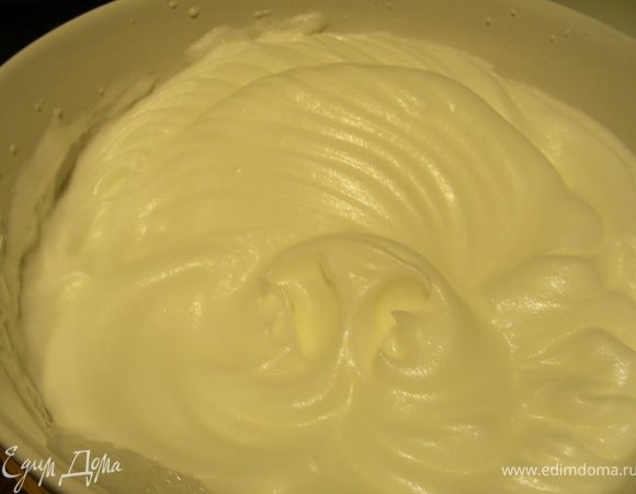 Охлажденные белки взбиваем вместе с щепоткой соли до устойчивых пиков.

