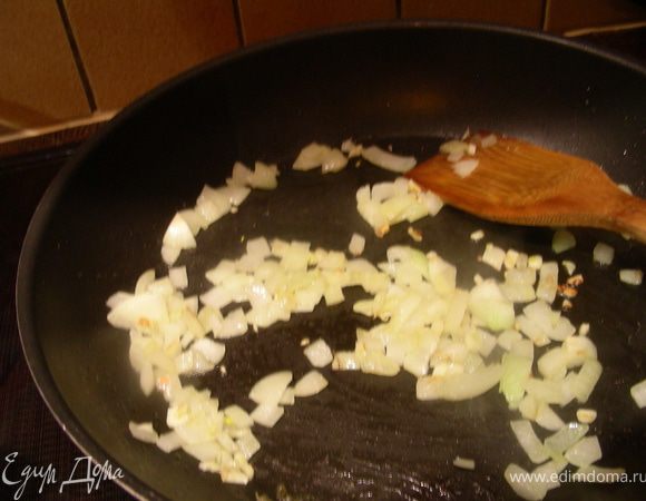 Шинкуем лук и чеснок, нарезаем помидоры кубиками. Разогреваем оливковое масло, обжариваем пару минут лук и чеснок.