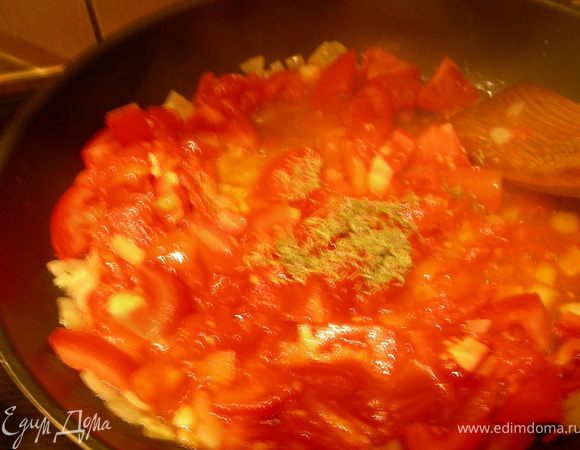 Добавляем помидоры, немного сока по желанию, тимьян и тушим минут 10-15 (можно и меньше), затем добавляем оливки, разрезанные пополам. 