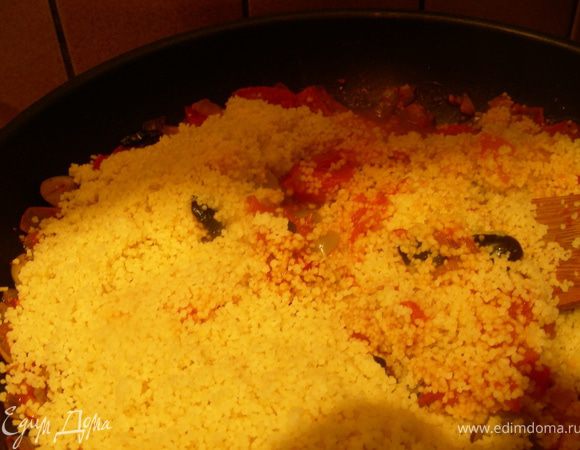 Добавляем наш кускус, огонь убавляем и оставляем его пропитаться еще минут 10-15.