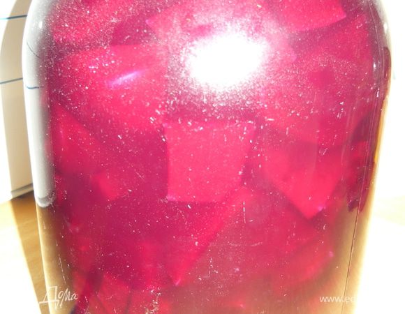 Свеклу нарезать произвольными кусками, залить водой. Оставить на неделю. За это время образуется свекольный квас - сахар из свеклы, а дрожжи каким-то мистическим образом (но в книге сказано что это так) возьмутся из воздуха. 