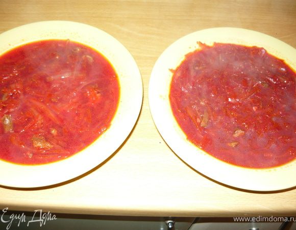 Через неделю получившийся свекольный квас профильтровать через марлю и разлить по пакетикам.
В дальнейшем добавлять несколько таких ледышек в готовый борщ после выключения.
Цитата из книги: "Результат изменения цвета борща вас порадует"
Т.к. цвет моего борща в большинстве случаев всех радует (это я уже отредактировала, постаравшись быть скромнее))),то разительных перемен я не заметила. Хотя думаю, что зимой это будет актуальнее. 