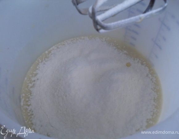 Муку просеять, соду погасить уксусом и добавить к муке вместе с мускатным орехом, перемешать.В миске смешать херес с апельсиновым соком, в отдельной миске 200 гр.размягченного сливочного масла с сахаром.Добавить в смесь яйца, перемешать.Соединить все три составляющие в мисках.Взбить до однородного состояния.