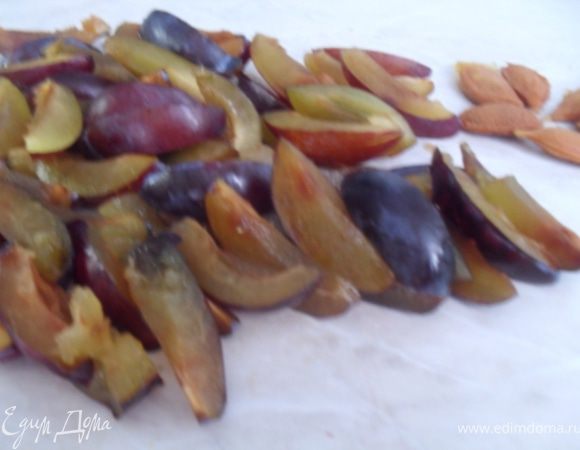 Сливы помыть, удалить косточки, порезать на средние кусочки.