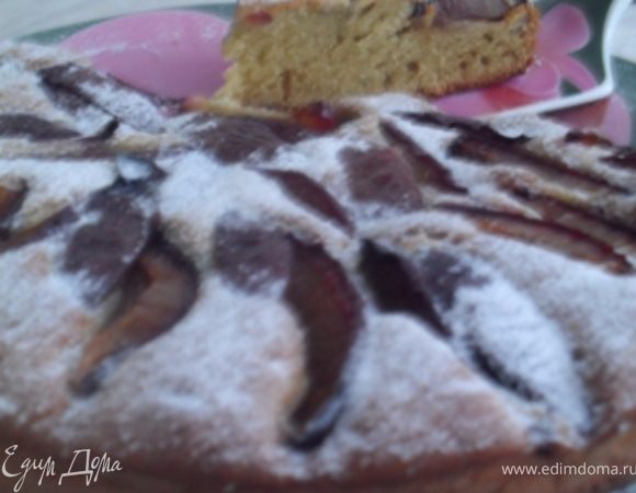 Вынуть пирог из духовки, дать ему остыть, посыпать сахарной пудрой.