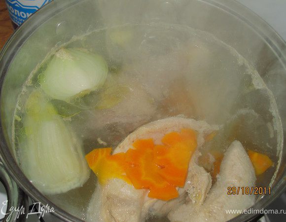 Варим бульон. Вода+курица+сельдерей+лук+морковь. Варим долго часа 2-3. Морковь я сразу порезала дольками, потому что в супе она должна быть. Не хотела его зажаривать.