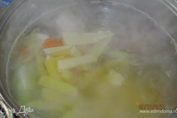 Когда бульон готов, я вытащила из супа лук и сельдерей. Затем чистим картофель режем его и в бульон. Когда картофель закипит кидаем мелко резаный лук половинку, вы можете не класть лук, как пожелаете.