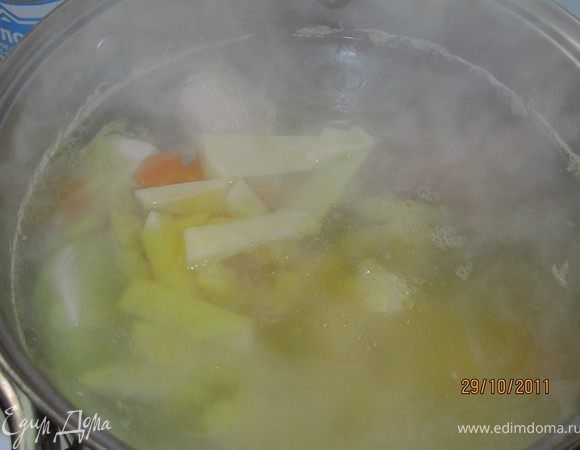 Когда бульон готов, я вытащила из супа лук и сельдерей. Затем чистим картофель режем его и в бульон. Когда картофель закипит кидаем мелко резаный лук половинку, вы можете не класть лук, как пожелаете.