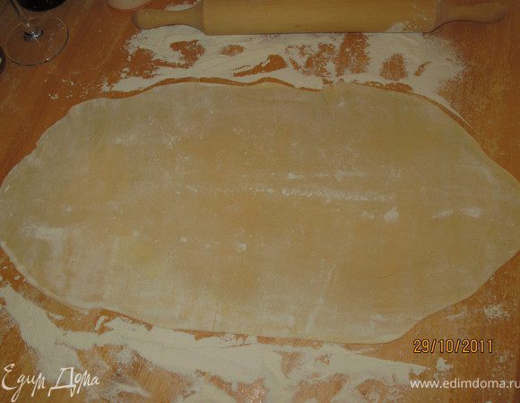 И пока наш супчик кипит, потихоньку, готовим пасту. муку высыпаем горкой в ней делаем углубление и разбиваем в него яйцо, и потихоньку смешиваем с мукой. В инете я начиталась кучу рецептов пасты и некоторые пишут, что можно добавить оливковое масло. Так у меня и вышло, муки много, тесто сухущее и не месится, я добавила 1 ч. л. воды, это не очень помогло и я добавила 1 ст.л. масла, стало веселее его разминать. Потом я его раскатала в тонкий, длинный пласт.