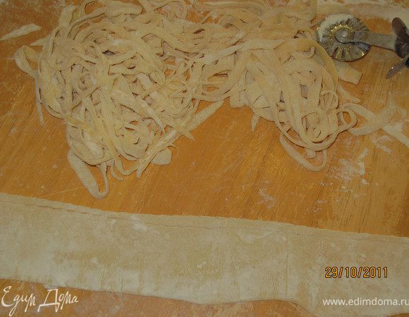 Режем тесто на полоски, у меня вышли фетучини. Если вы мастер по тонкому нарезанию или являетесь счастливым обладателем машинтки для пасты, то вы сделаете тоньше. Но на вкус это не повлияло.