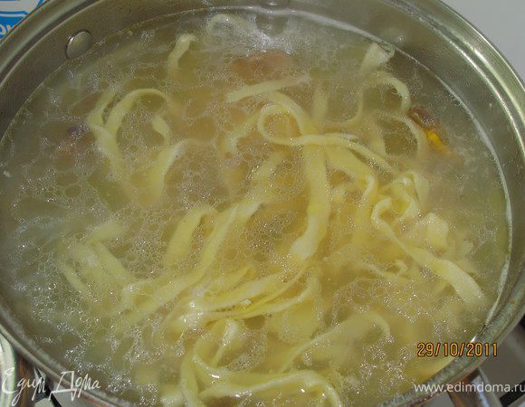 Кидаем пасту (у меня всю, что я сделала) в суп, солим и сахарим. 