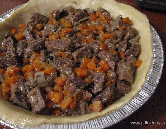 Луковицу очистить, нарезать и обжарить  на половине сливочного масла (ок.3мин). Морковь очистить,вымыть, мелко нарезать и обжарить с оставшемся маслом. Добавить корицу и мускатный орех (по щепотке). Добавить мелко нарезанное мясо. Влить бульйон, посолить и поперчить. Тушить 10мин. Излишек сока слить и виложить у форму.