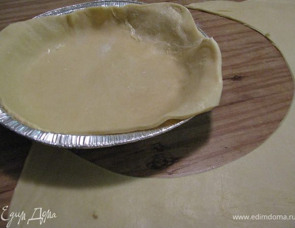 Тесто раскатать,и виложить по форме. Накрить мясо решеткой из полосок теста.  Яйцо слегка взбить и смазать им тесто. Запекать 25-30мин. Готовому пирогу дать остыть 5 мин и подать к столу.
Смачного!