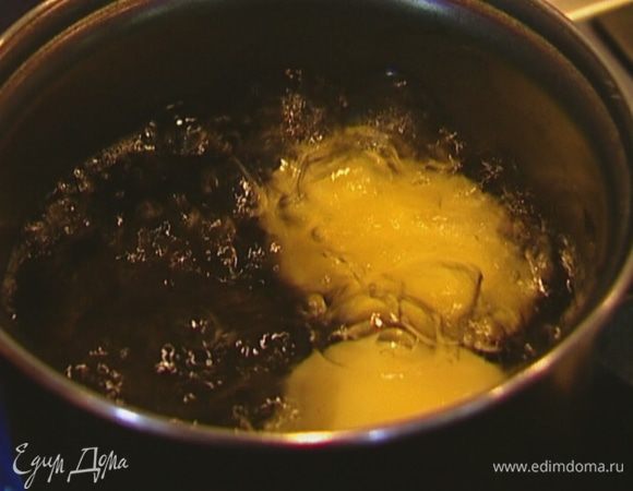 Картофель почистить и отварить до готовности.