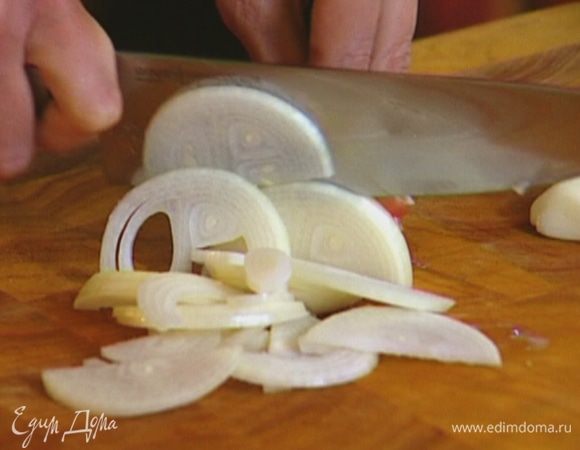 Лук почистить и нарезать тонкими полукольцами.