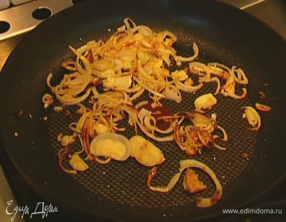 Разогреть в сковороде оливковое масло и обжарить лук и чеснок до золотистого цвета.