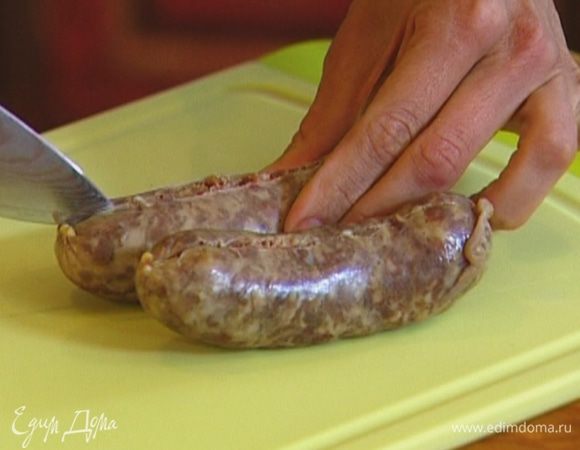 Купаты надрезать вдоль и, сняв оболочку, нарезать небольшими кусочками.