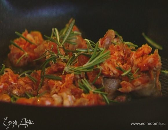 В отдельной сковороде разогреть оливковое масло, выложить нарезанные купаты, добавить листья розмарина и тимьяна. Периодически перемешивая, обжарить фарш до готовности.