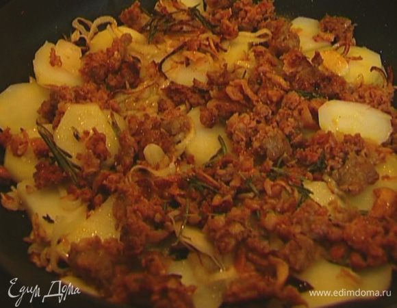 Картофель нарезать тонкими кружками и выложить ровным слоем в сковороду, так чтобы лук и чеснок оказались сверху, затем по всей поверхности равномерно распределить фарш. Жарить на маленьком огне.