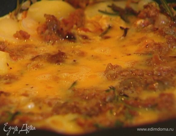 Яйца слегка взбить венчиком, посолить, поперчить и вылить в сковороду с картофелем и фаршем. Накрыть сковороду крышкой и жарить 2−3 минуты.