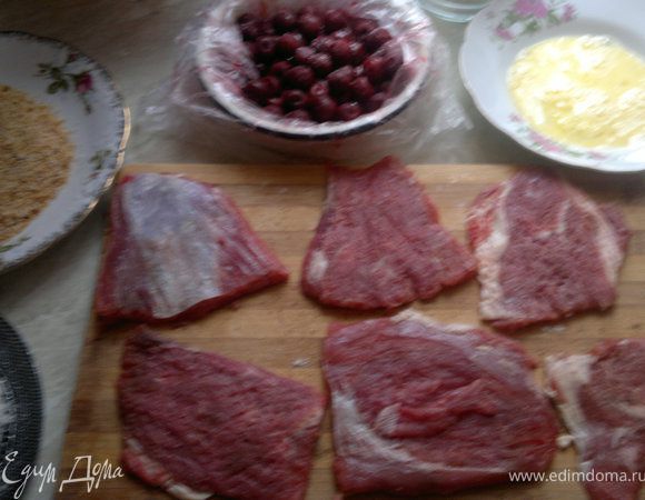 телятину режем на куски не сильно отбиваем,солим перчим