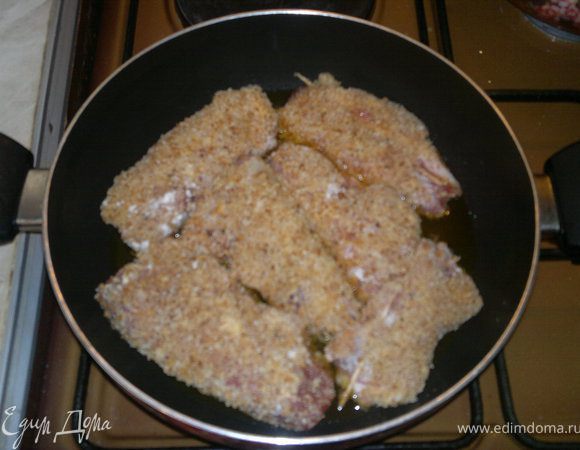 отправляем на сковороду и жарим на медленном огне. На гарнир можно пожарить картошку.Приятного всем апетита!