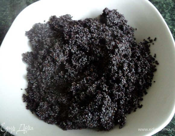 Мак залить 2/3 стаканами воды и проварить 10-15 мин. на небольшом огне до выпаривания жидкости, затем мак слегка охладить и измельчить в блендере.