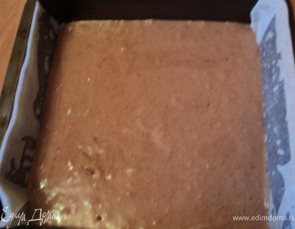 Испечь два шоколадных бисквита: на 1 пласт  растереть по два желтка с 0.5 стакана сахара, добавить  0.5ст.сметаны, 0.5 ч.ложки соды, погашенной уксусом, несколько капель ромовой эссенции. Два белка взбить со щепоткой соли до устойчивых пиков. Подмешать к взбитым желткам понемногу взбитые белки и 0.5 стакана муки и 1 ст.ложку какао. Выпекать 15 мин при температуре 180 градусов. 